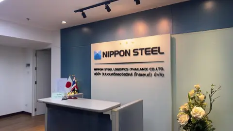 ป้าย NIPPON STEEL บริเวณเคาน์เตอร์ต้อนรับ