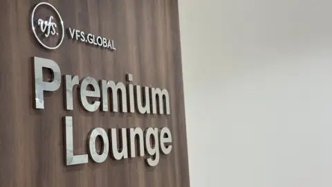 ตัวอักษร Premium Lounge บนแผงไม้