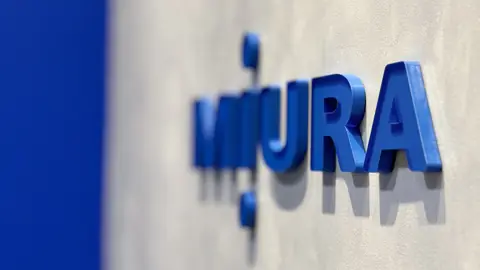 รายละเอียดตัวอักษรสีน้ำเงิน MIURA