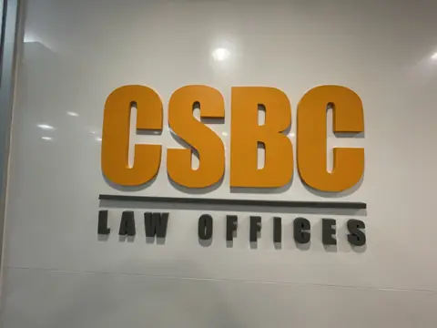 ตัวอักษร CSBC LAW OFFICES สีเหลืองและดำ