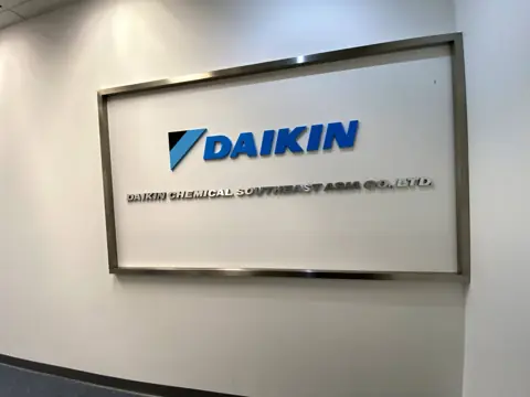 ป้าย DAIKIN ในกรอบโลหะ