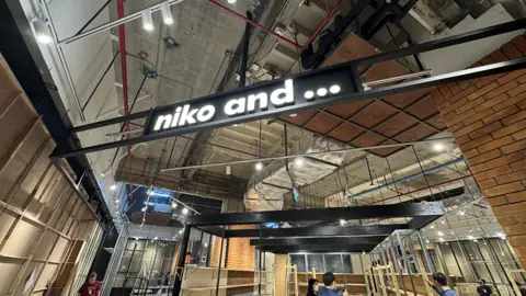 ป้ายตัวอักษรไฟ niko and บนโครงเหล็ก