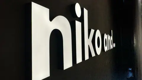 รายละเอียดตัวอักษรไฟสีขาว niko and