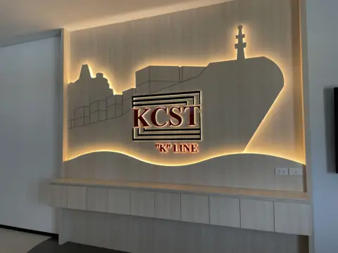 โลโก้เรือ KCSI พร้อมแสงสีอุ่น
