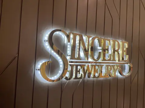 ตัวอักษร SINCERE JEWELRY พร้อมแสงออกหลัง