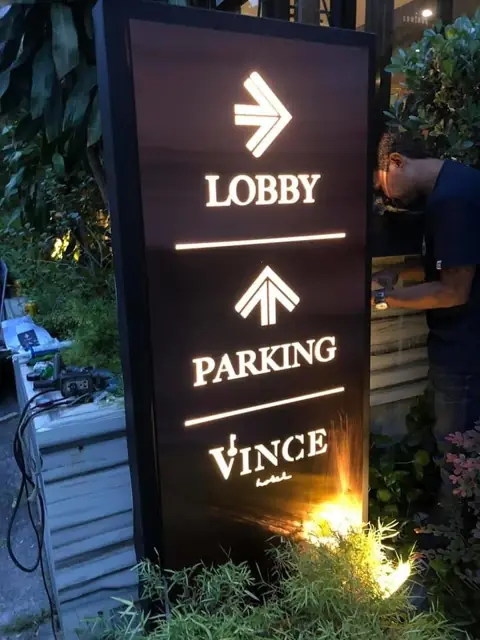 ป้ายทางเข้าและที่จอดรถ VINCE แบบมีไฟ