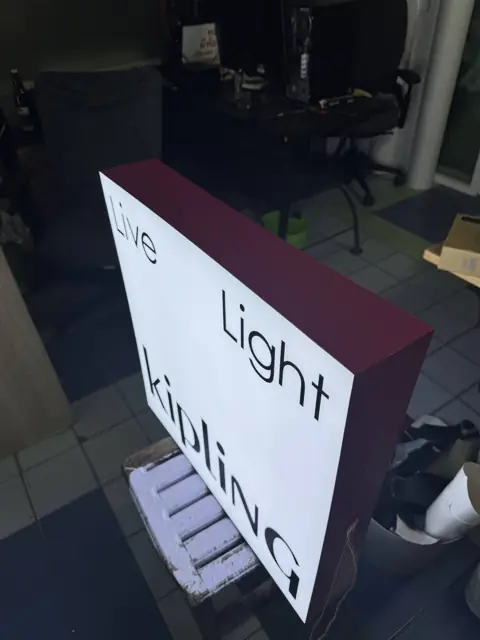 กล่องไฟทรงสี่เหลี่ยม Live Light kipling