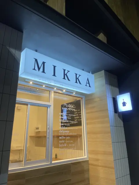 กล่องไฟ MIKKA บริเวณหน้าร้านยามค่ำ