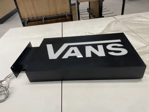 กล่องป้าย VANS สีดำและขาว