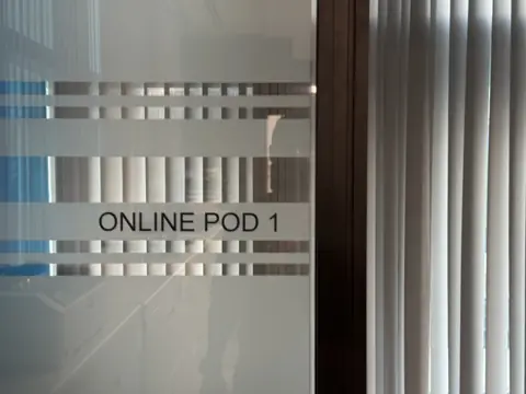 สติกเกอร์ชื่อห้อง ONLINE POD บนกระจก