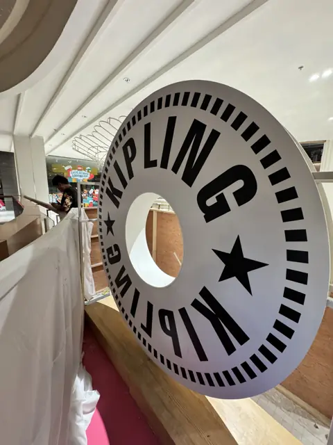 ชิ้นงานโลโก้ kipling ทรงกลมระหว่างผลิต
