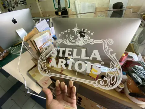 ป้าย Stella Artois ที่ตัดตามรูปทรง