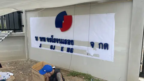 ป้ายและตัวอักษรติดตั้งในพื้นที่จริง