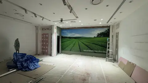 งานพิมพ์กราฟิกตกแต่งผนังและพื้นที่จัดแสดง
