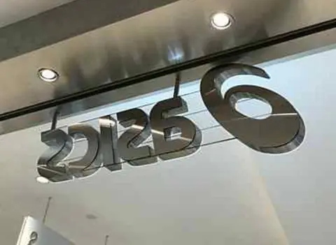 รายละเอียดตัวอักษร โลโก้ และชิ้นงานตัดขึ้นรูป