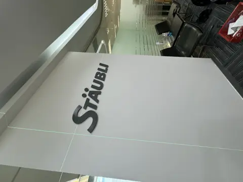 รายละเอียดตัวอักษร โลโก้ และชิ้นงานตัดขึ้นรูป